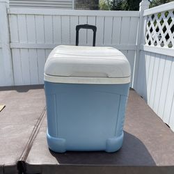 BLUE AND WHITE IGLOO COOLER ON WHEELS WITH ADJUSTABLE HANDLE 
