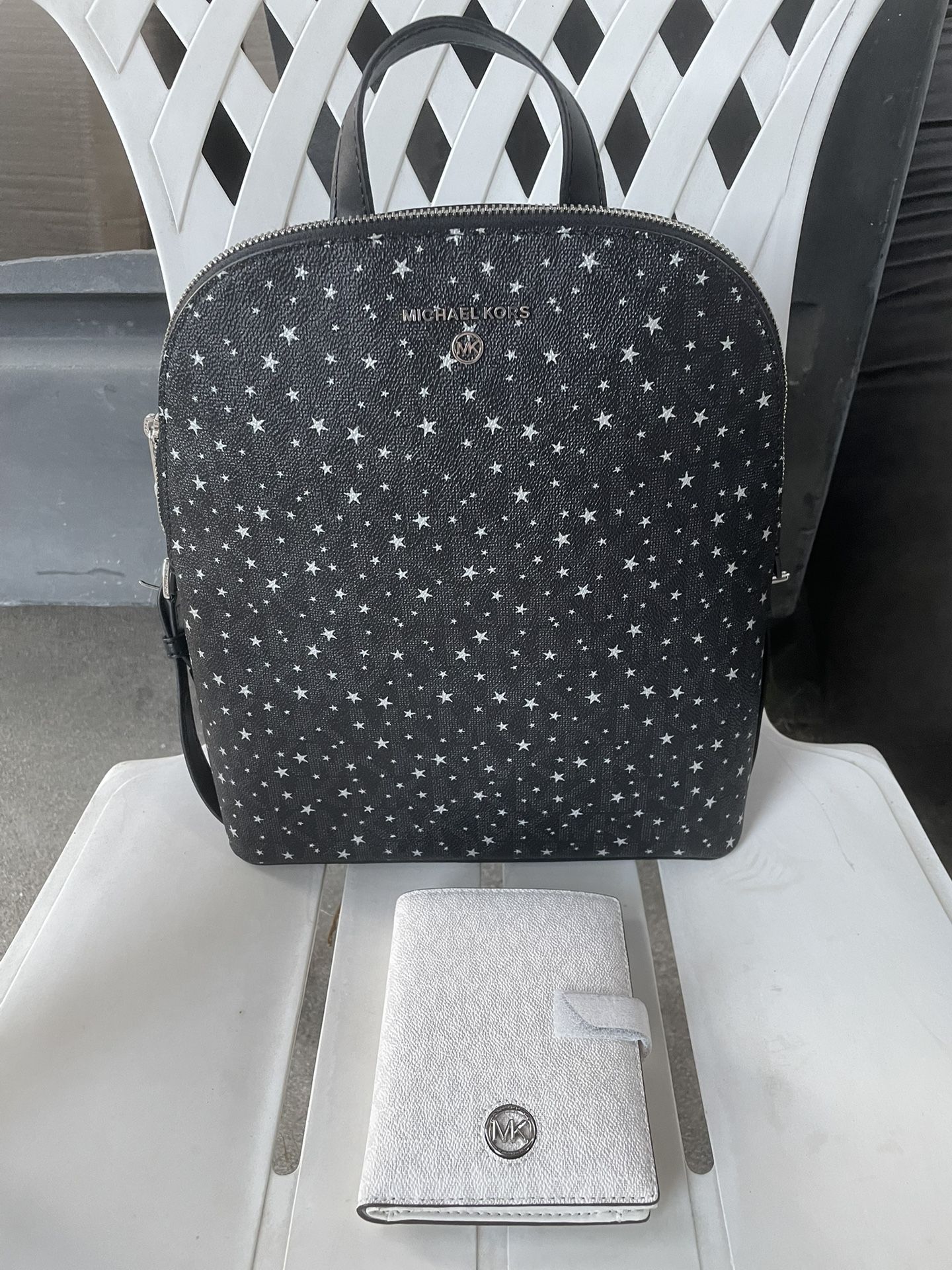 Michael Kors Medium Backpack With Silver Stars NWT Michael Kors wallet NWT pick up location in the city of Pico Rivera