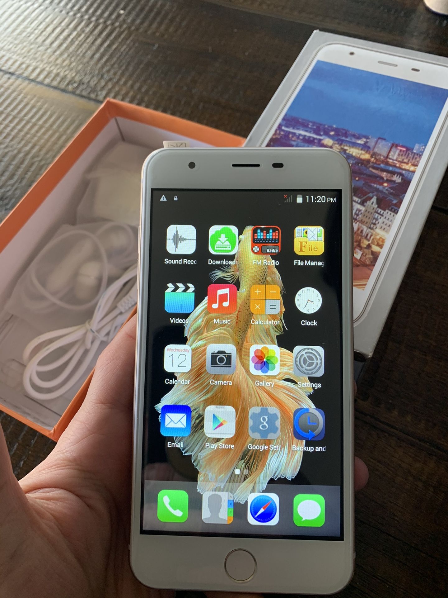 iPhone 6 plus Unlocked for any carrier 32gb (clone)