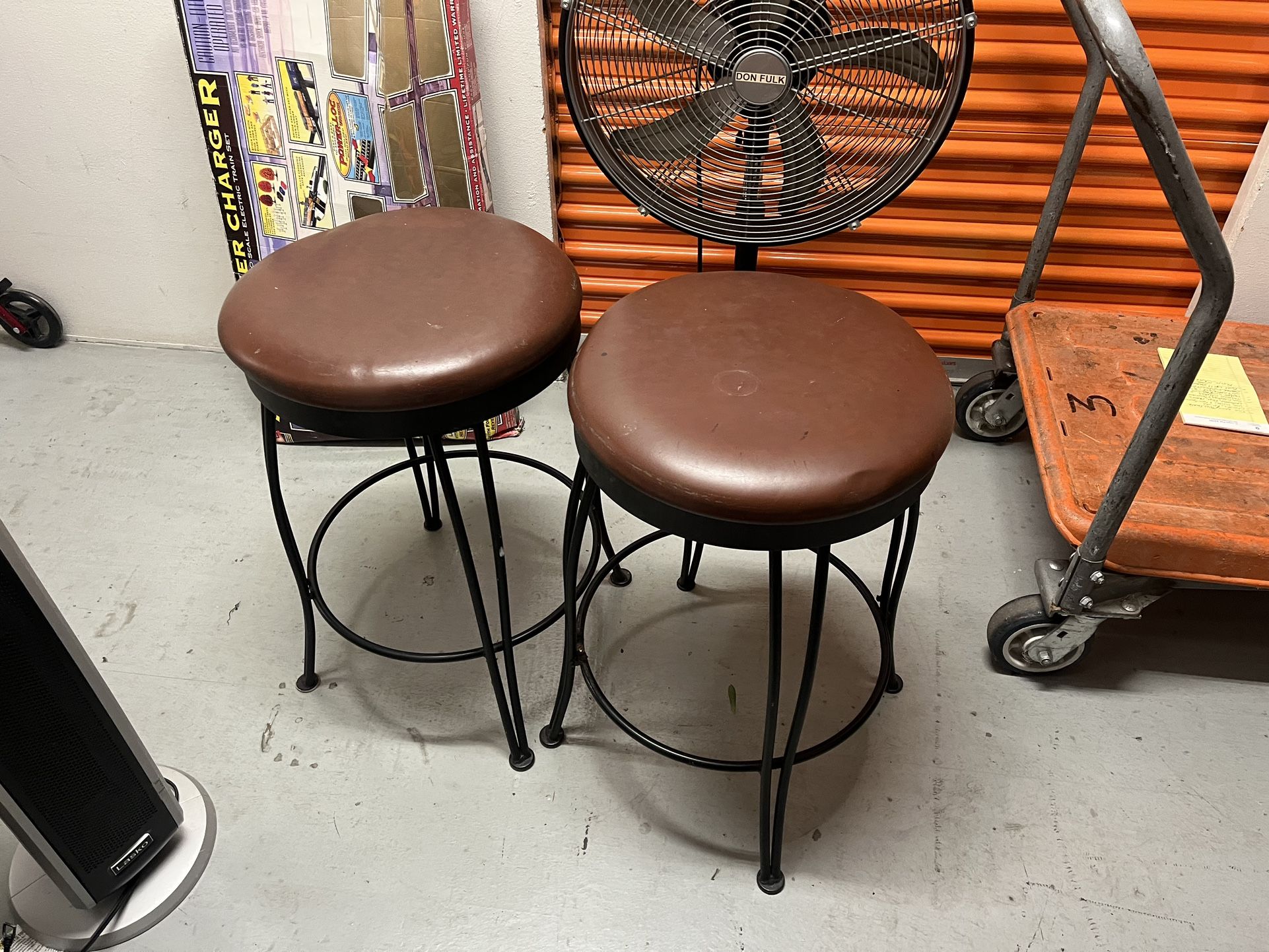 Spinning top barstools leather in good condition