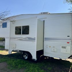 2000 fleetwood prowler 25ft fifth wheel with large slide out must see