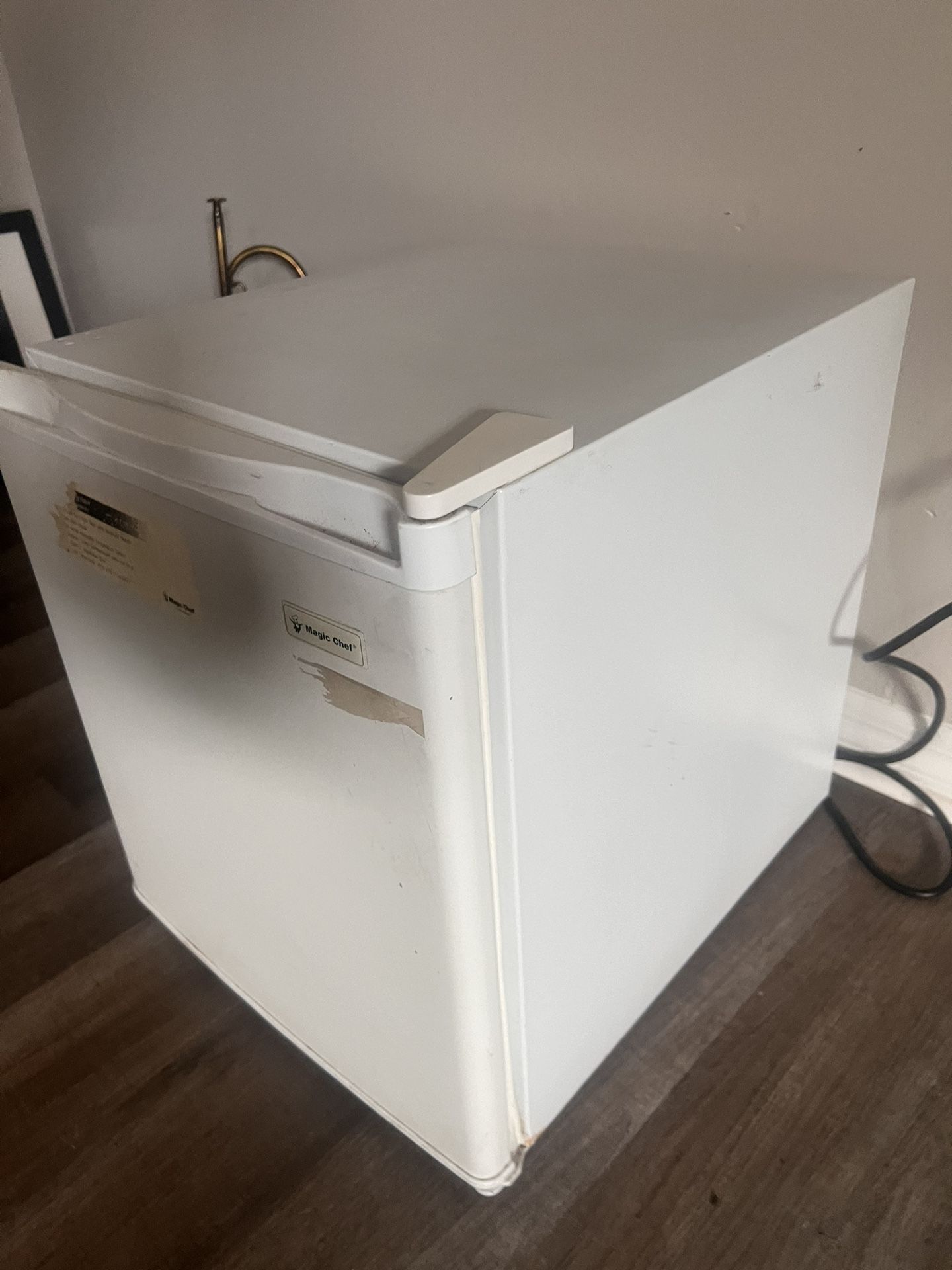 Magic chef compact mini refrigerator ice cold
