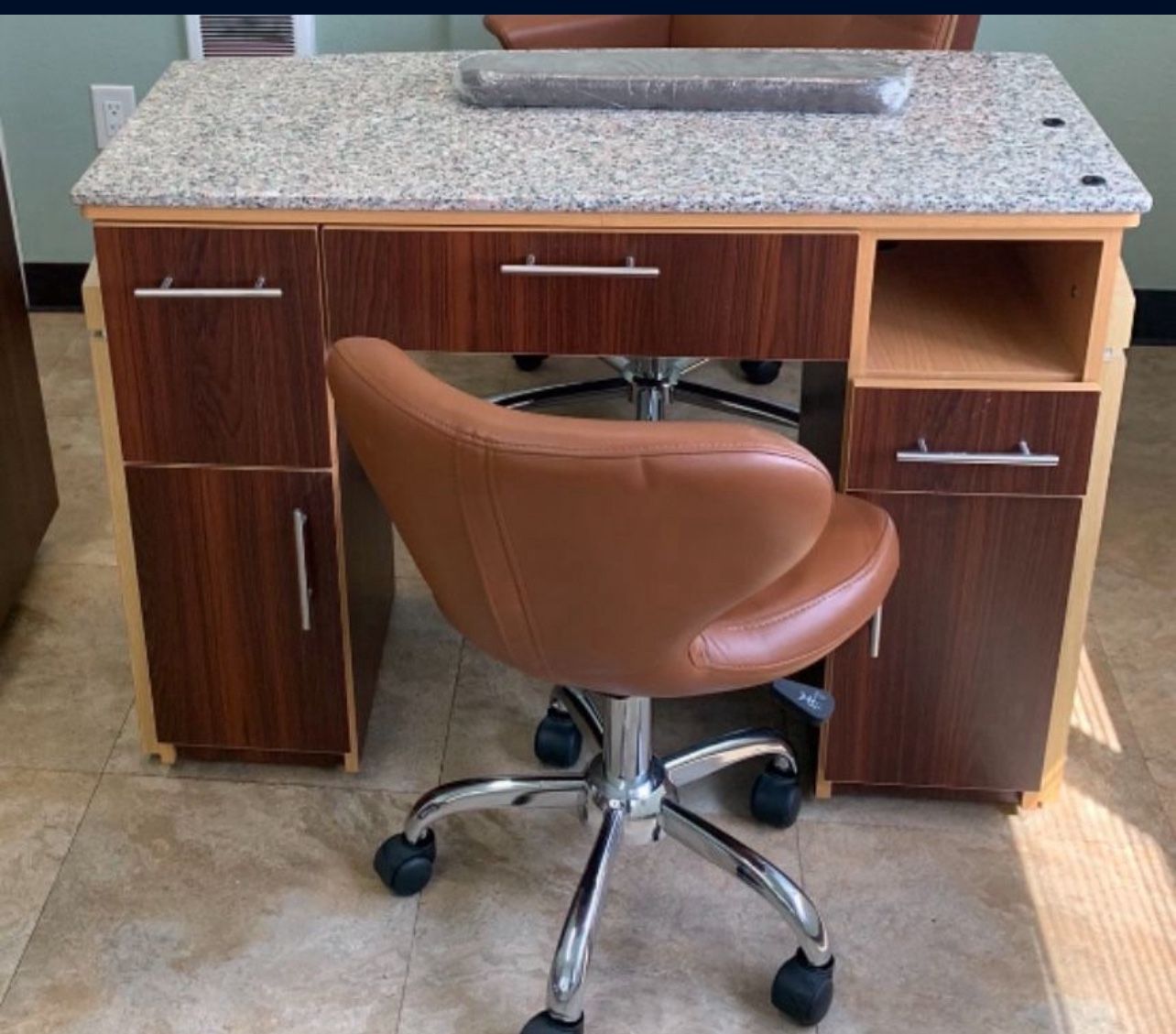 BRAND NEW NAIL DESK