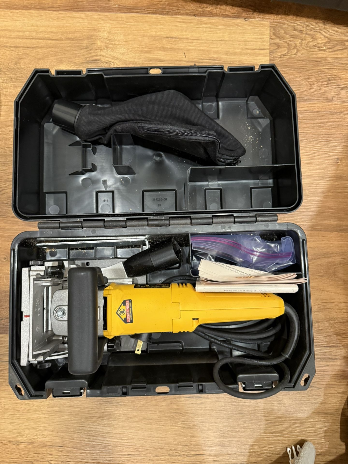 DeWalt Biscuit Joiner (DW682) – Excellent Condition – With Case & Accessories