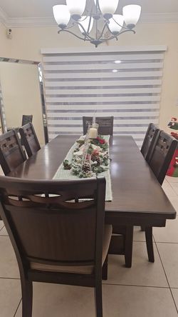 Dining room set/Juego de comedor