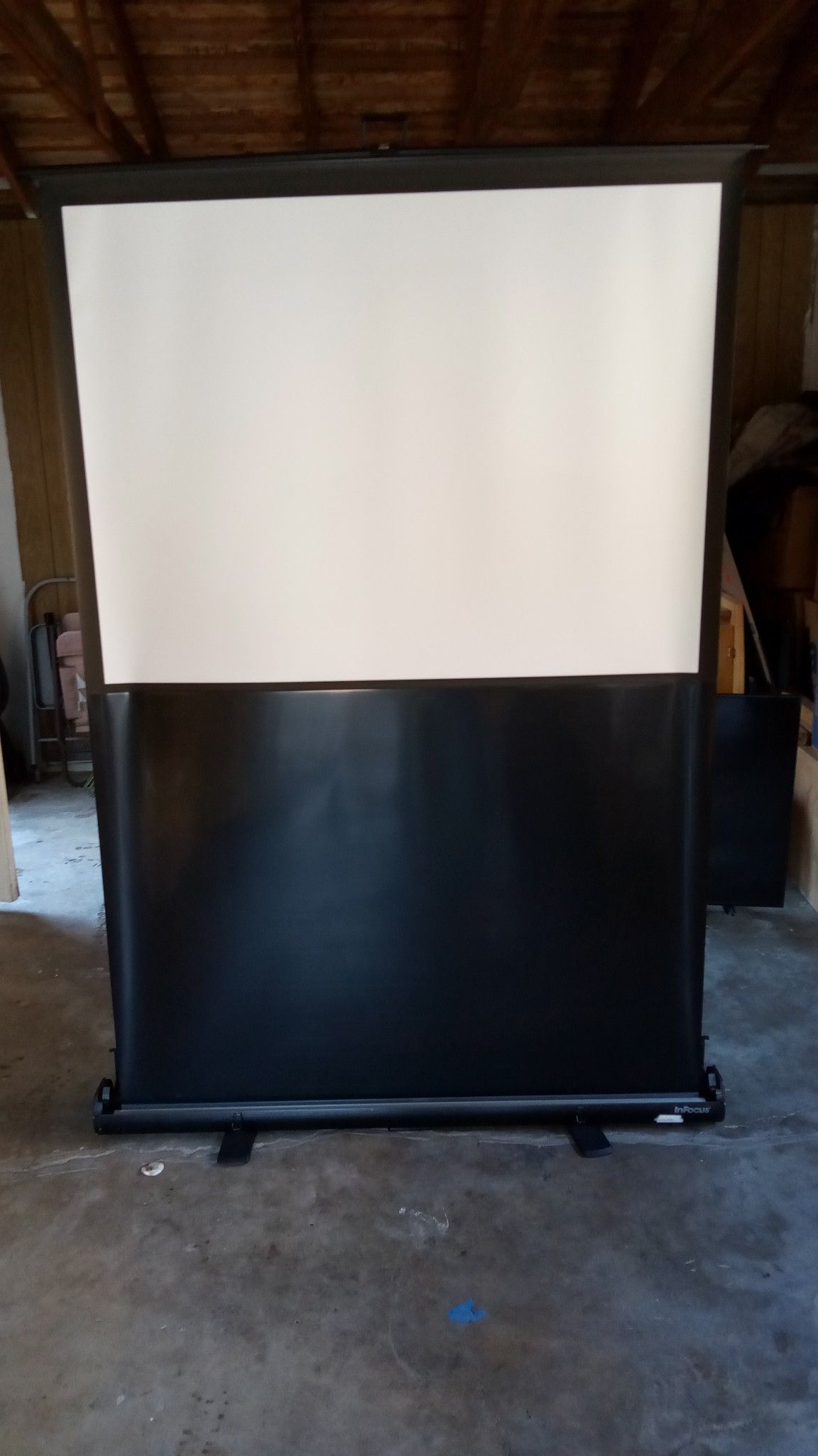 InFocus projection Pull up screen