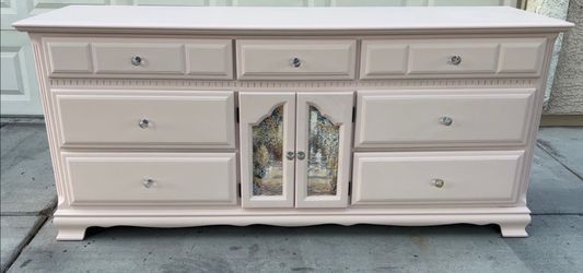 Light Pink 9-Drawer Dresser with Center Cabinet