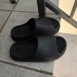 Yeezy Slides Size 6