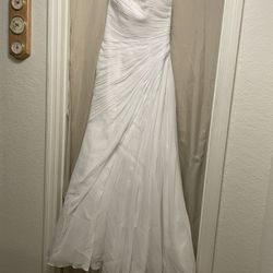 David’s Bridal Crinkle Chiffon Wedding Dress with Draping size 6 - White/V3540