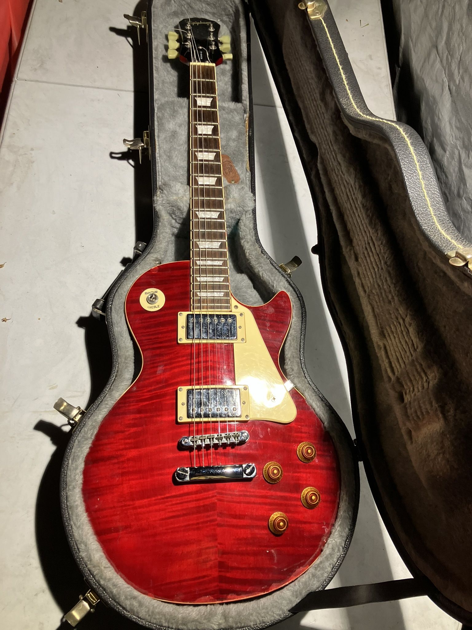 Epiphone Les Paul 2001 with Case