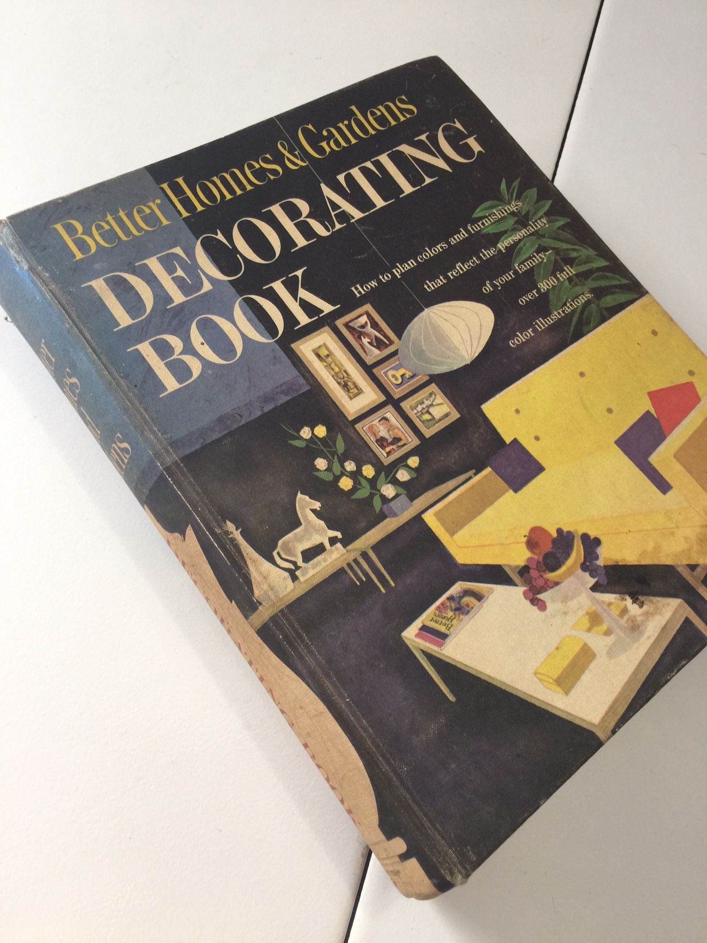 Vintage 1961 better homes and Gardens decorating book in very good condition with all inserts intact.
