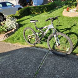 Magna Excitor Gray & Black Mountain Bike