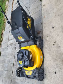 DEWALT GASOLINE ENGINE SELF-PROPELLED LAWN MOWER.