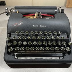 Mint Condition Smith Corona Clipper