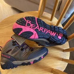 Size 6, Bear claw Brand New with tags REDUCED NOW to 15$