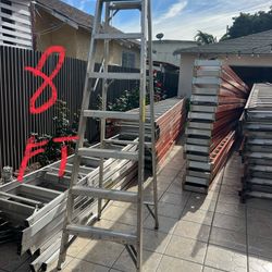 Escalera de 8 pies de aluminio, Heavy, Duty, 300 libras nuevas. Mira el precio en Home Depot 