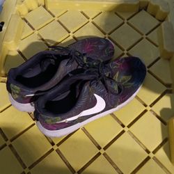 Nike floral pattern 9.5 Used