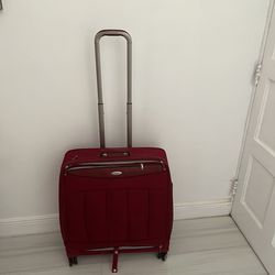 4 wheels   Regular suitcase (not a carry on)