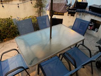 Outdooe table and chairs