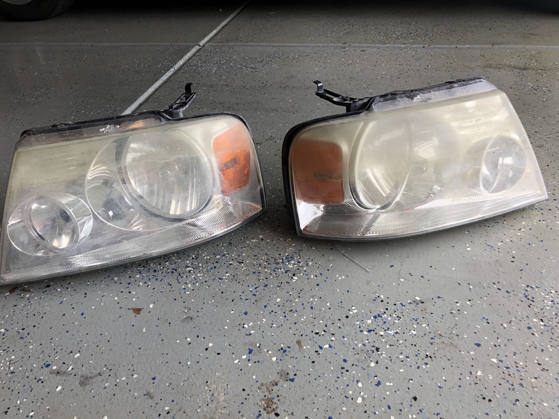 Headlights to 2005 Ford F-150