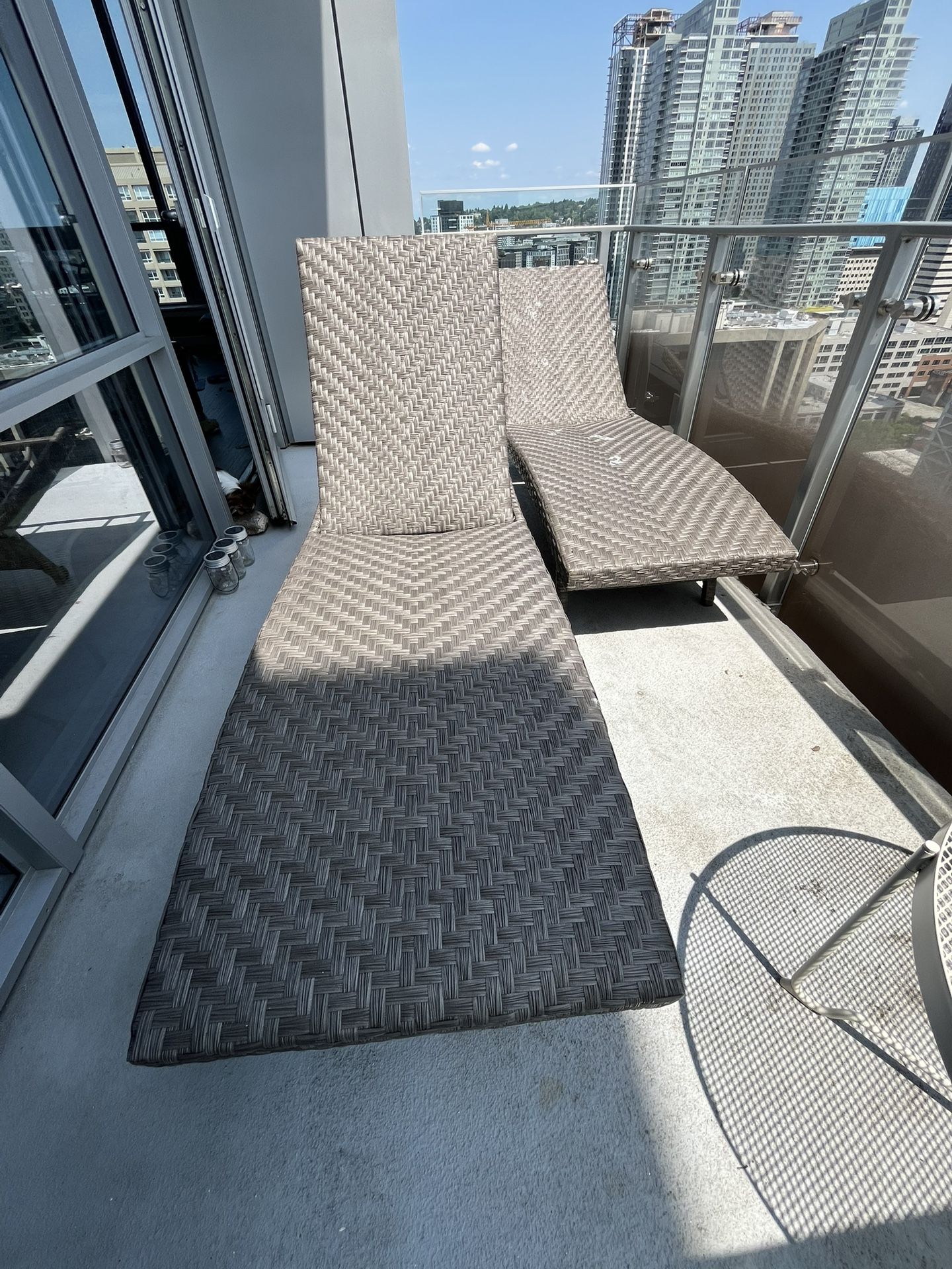 🪑 Free Seagrass Woven Chaise Lounges with Wheels (Set of 2) – Must Pick Up Together