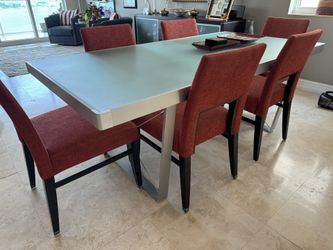 Dinning Table And Chairs 