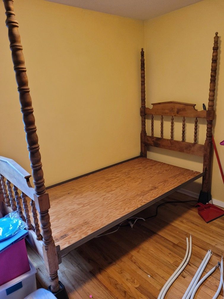 Twin Poster Bed Set