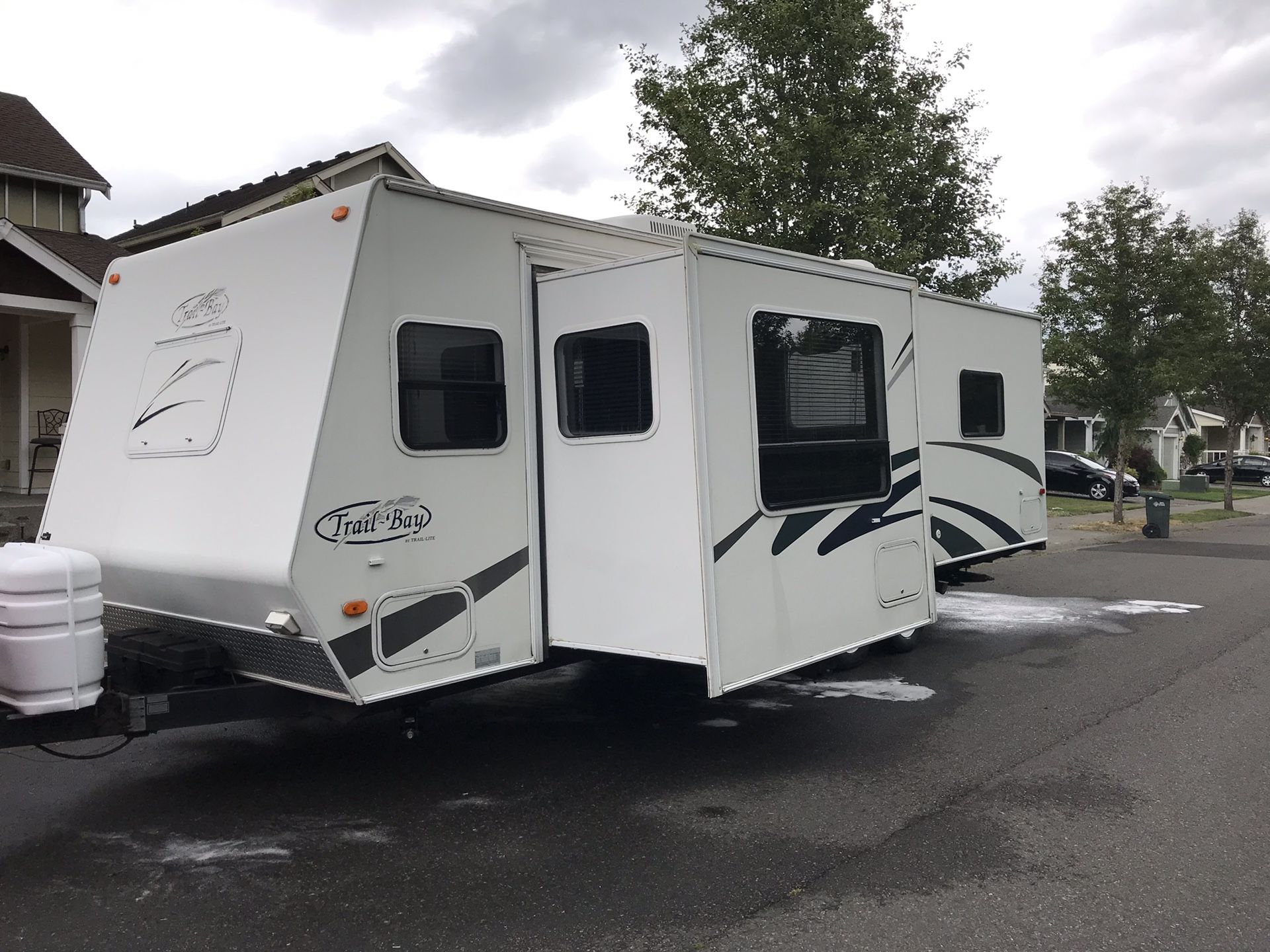 2004 Trail bay 27ft W/Slide Travel Trailer self contained for Sale in