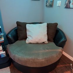 Swivel Chair Perfect in any TV Room or Apartment