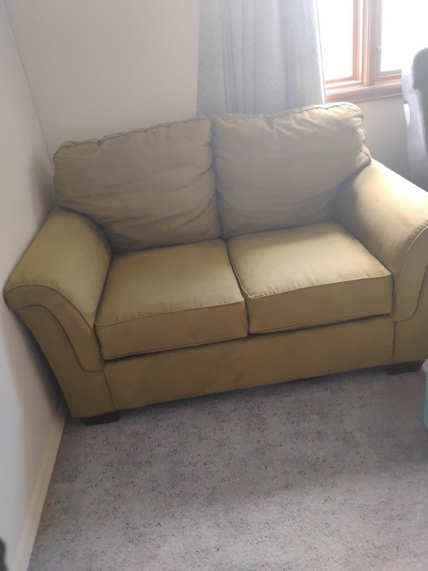 Cherie Loveseat