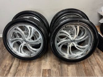 NEW staggered 24x9 and 24x11 infamous racing wheels true directional wrapped in venom tires