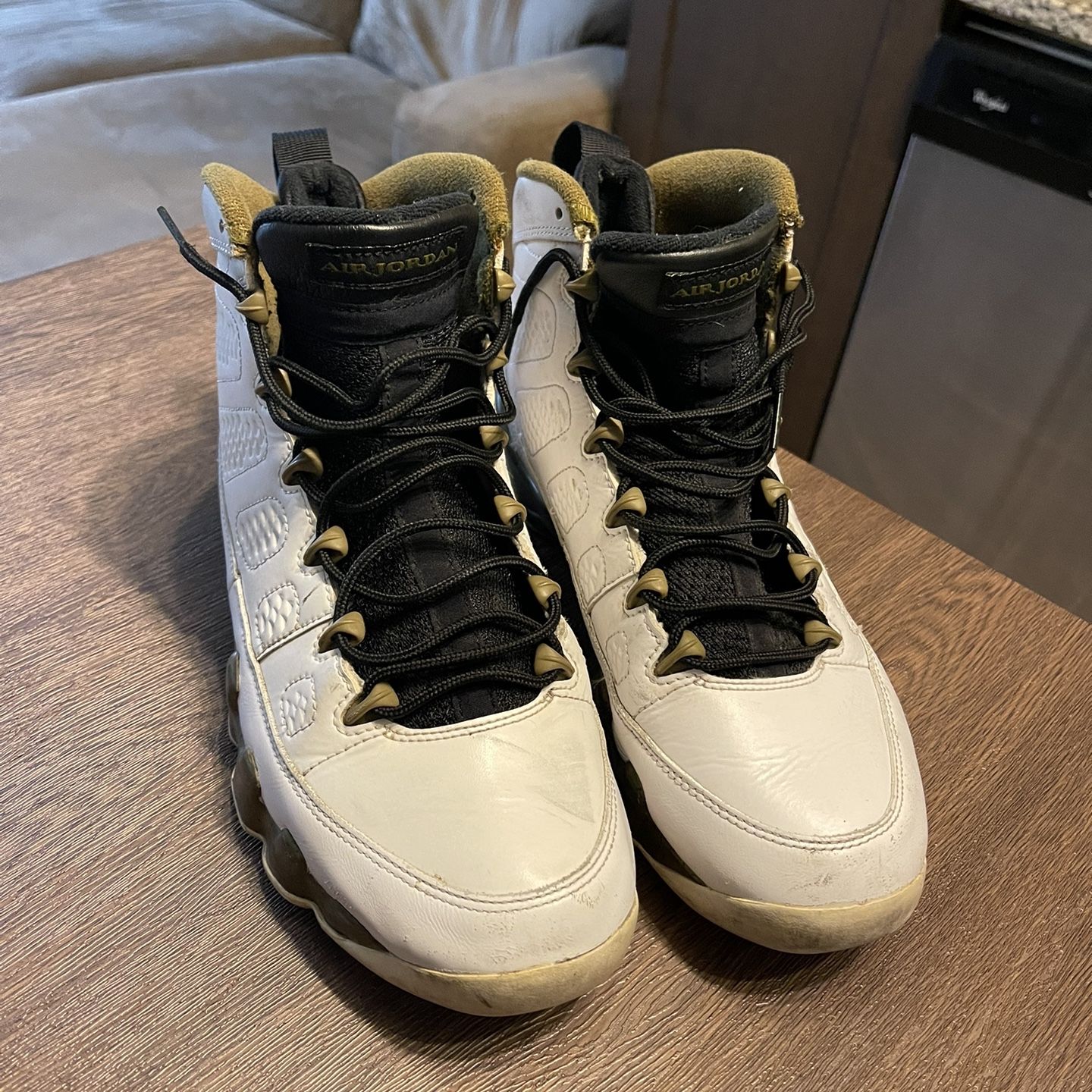 Air jordan best sale 9 retro statue