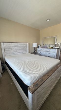 Living Spaces Bedroom Set 7 pc. Queen Mattress