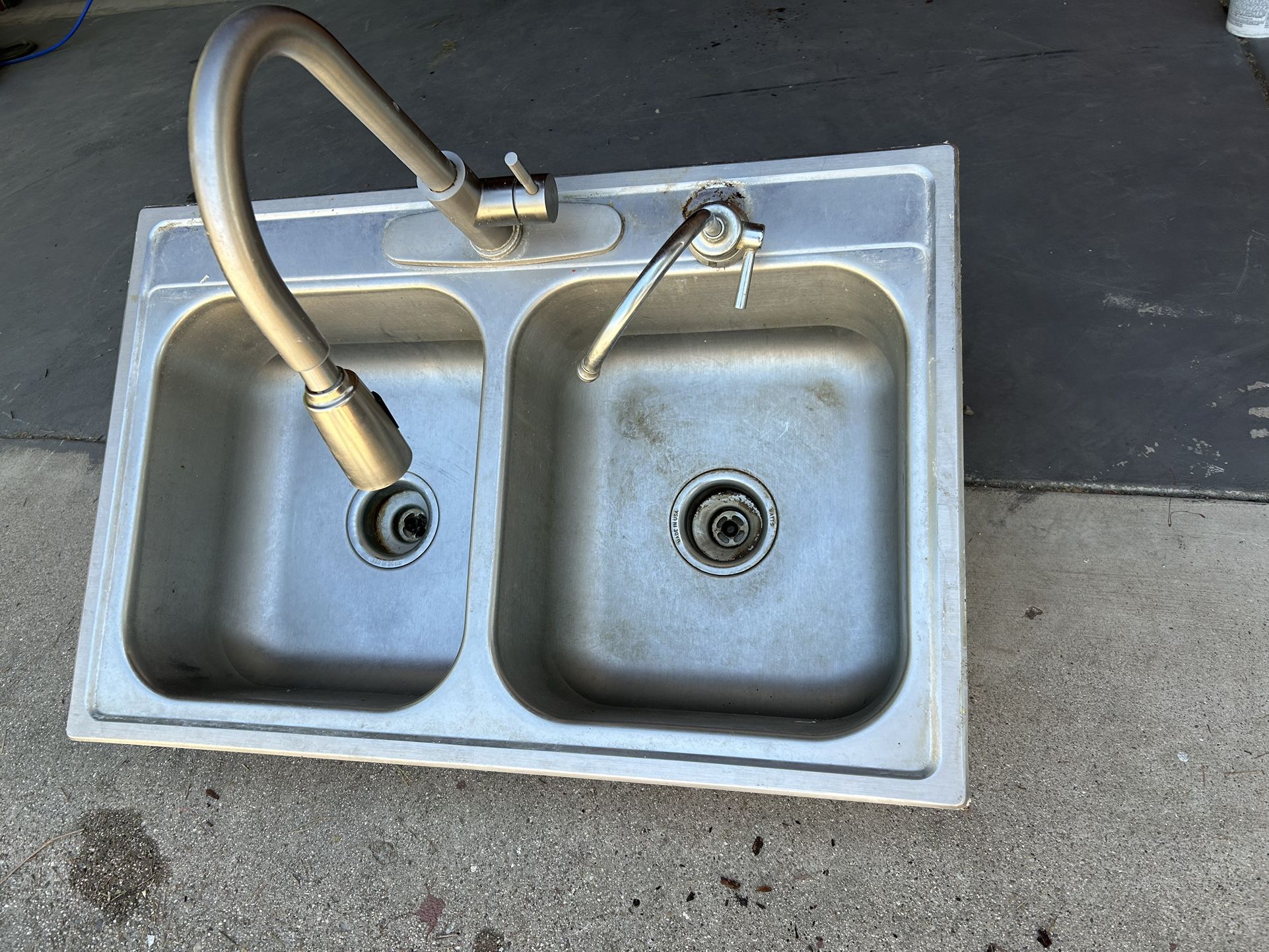 Kitchen Sink With Faucet
