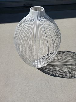 White Wireframe "Vase"