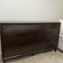 6 Drawer Dressers !!