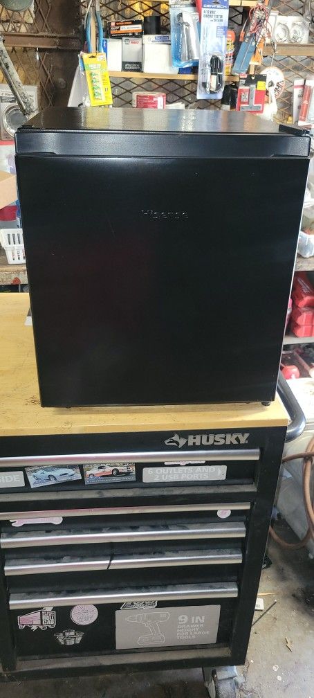 Hisense 1.6 Cu ft Single Door Mini Fridge