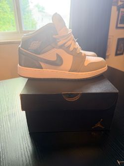 Air Jordan 1 Mid White Grey Sneakers
