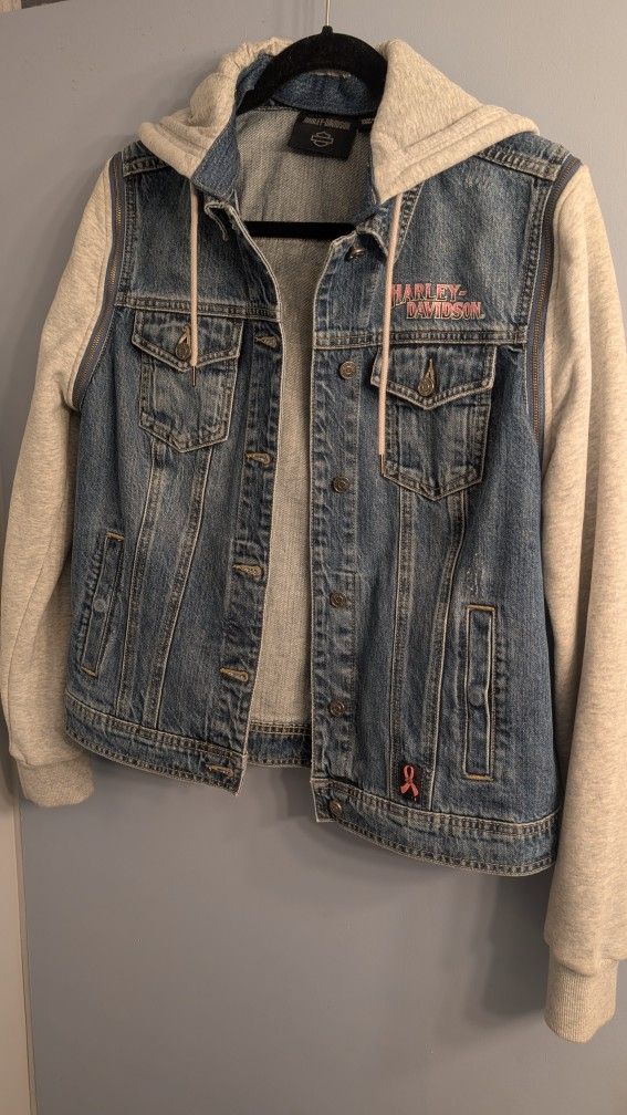 Ladies Harley-Davidson jackets size large, brand new paid $245 sleeves are coming off zippers