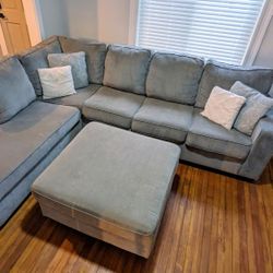 Light gray sectional w/ ottoman