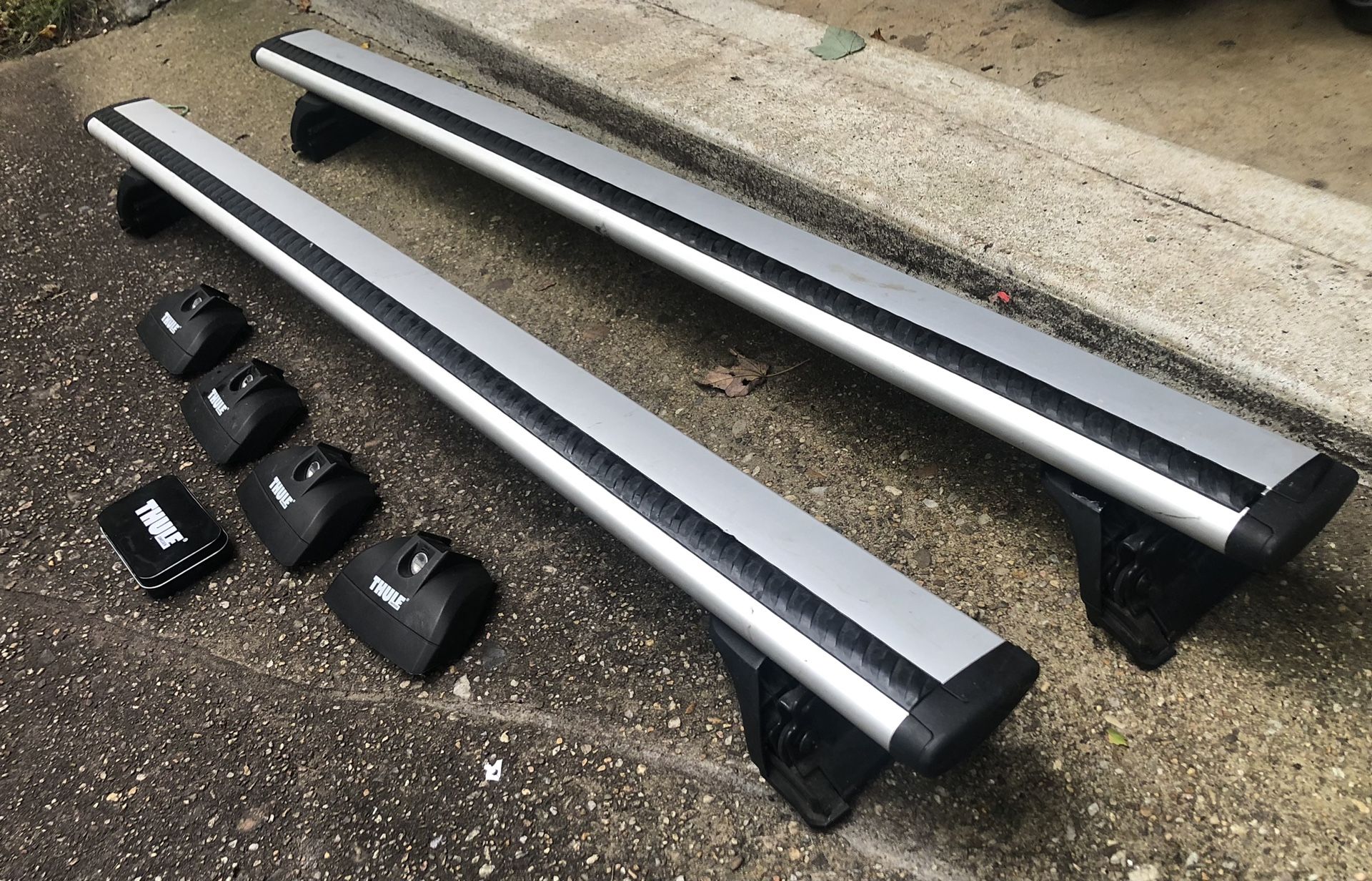 Thule 47” Aeroblade Roof Rack (complete)