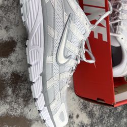 Womans Nike Shoe
