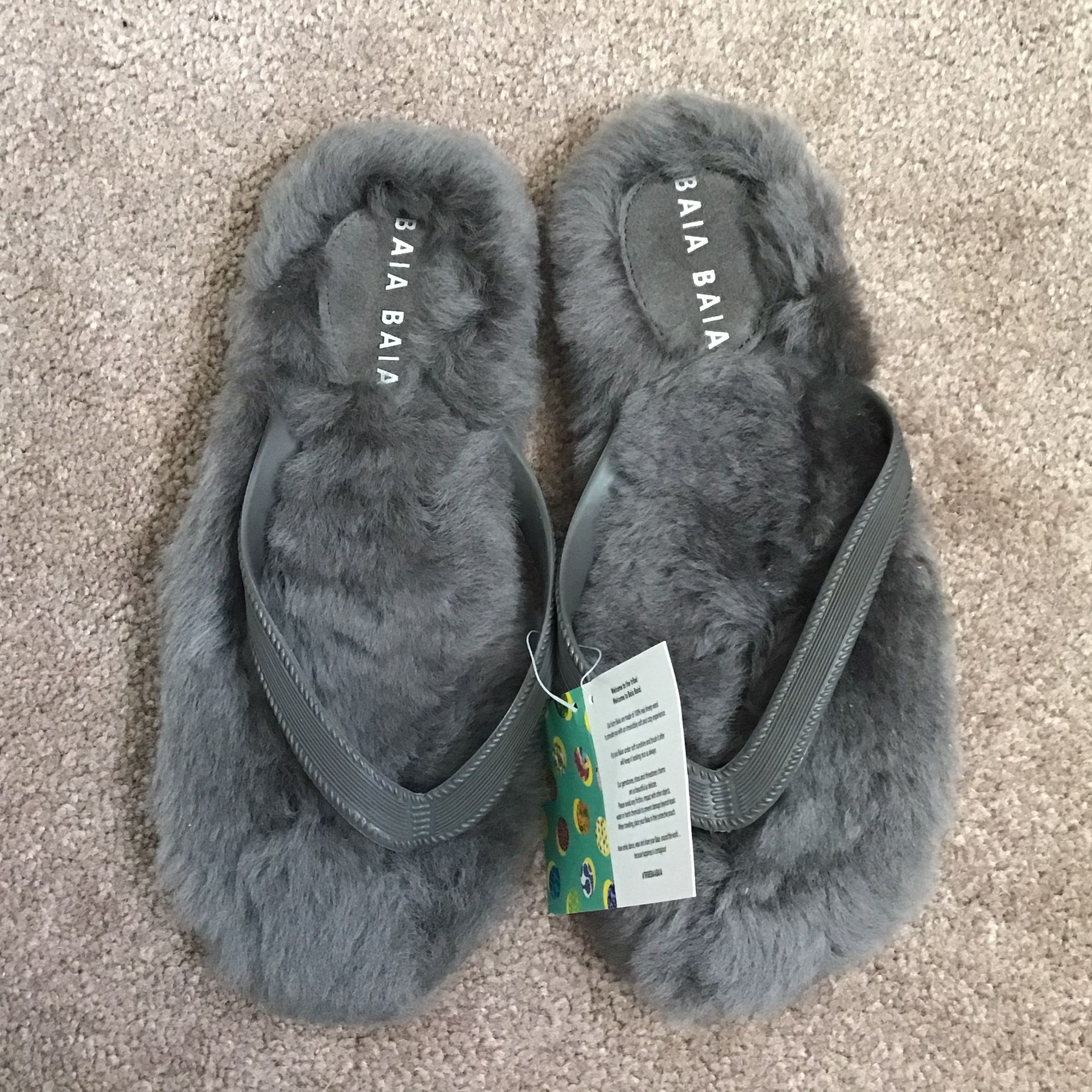 NWT-100% wool flip flop(Ugg similar)