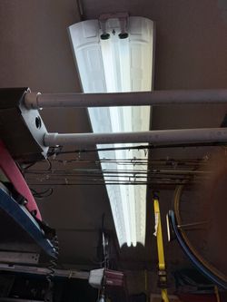 8 FT. FLOURESCENT SHOP LIGHT
