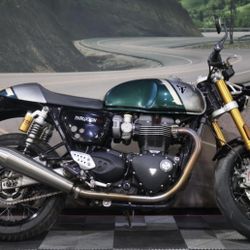 2023 Triumph Thruxton RS Competition Green / Silver Ice