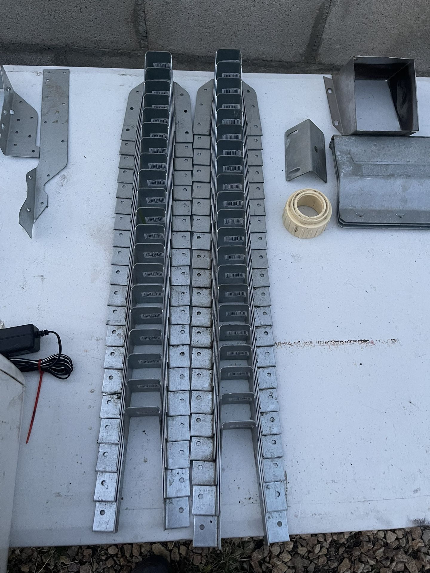 HU Galvanized Face-Mount Joist Hanger for 2x8 Nominal Lumber