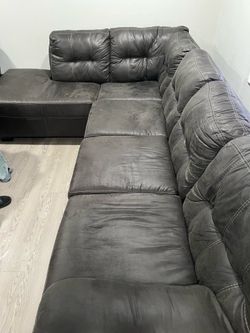LEATHER COUCHES NEW CONDITION Sectional