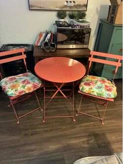Charming Bistro Table and chairs W/Cushions