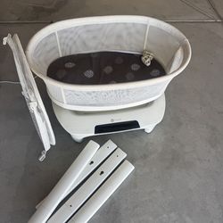 4moms MamaRoo Sleep Bassinet with extra storage basket