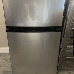 Mini Fridge Insignia 